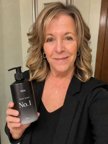 Couple holding a Siréne body wash