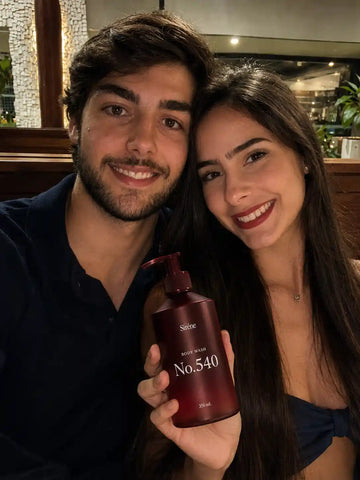 Couple holding a Siréne body wash